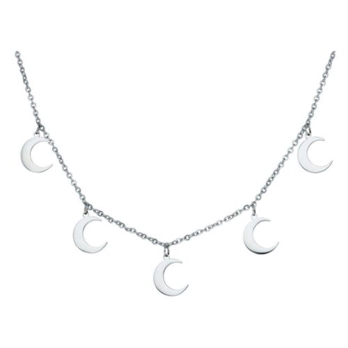 Collana d'argento con cinque piccoli ciondoli a forma di luna su sfondo bianco