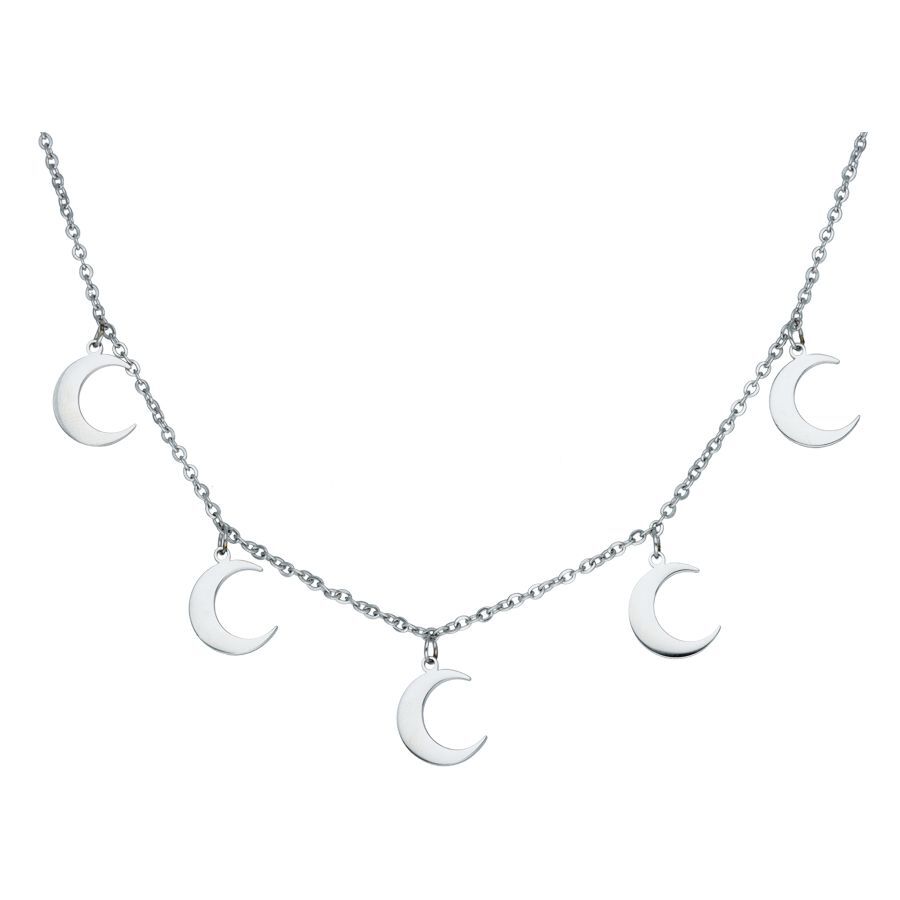 Collana d'argento con cinque piccoli ciondoli a forma di luna su sfondo bianco