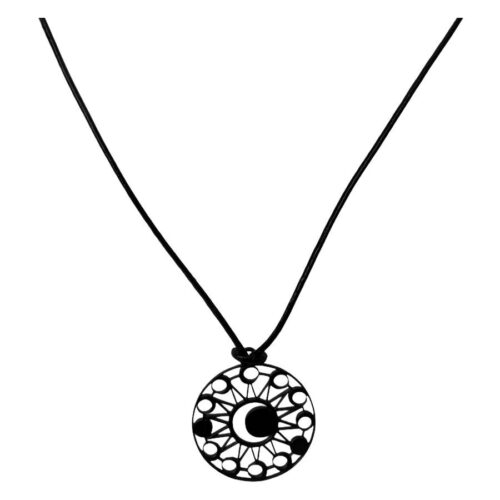 Collana nera con ciondolo rotondo in acciaio chirurgico su sfondo bianco