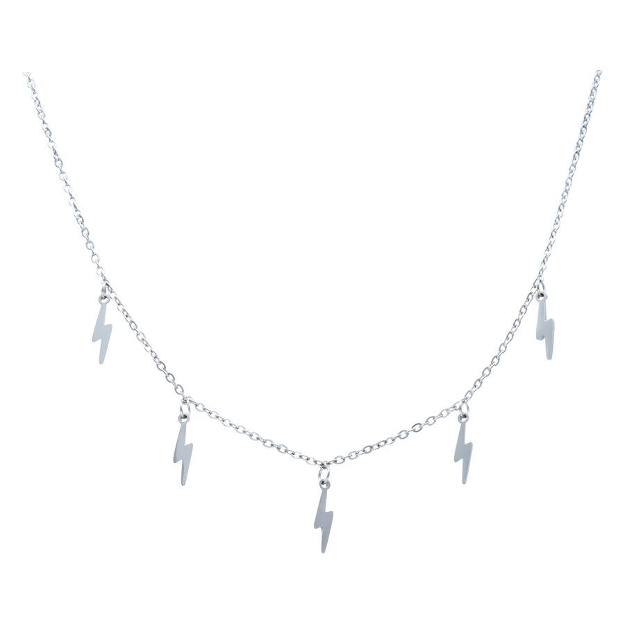 Collana in argento con ciondoli a forma di fulmine su sfondo bianco