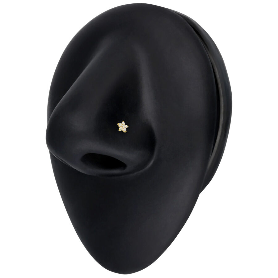 Piercing al naso in oro con fiore di moissanite su sfondo nero