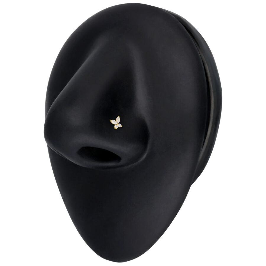 Piercing al naso in oro 14K con design a farfalla su sfondo nero