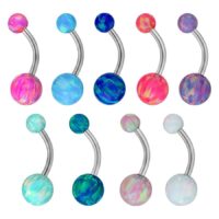 Piercing all'ombelico con sfere di opale sintetico colorate su sfondo bianco