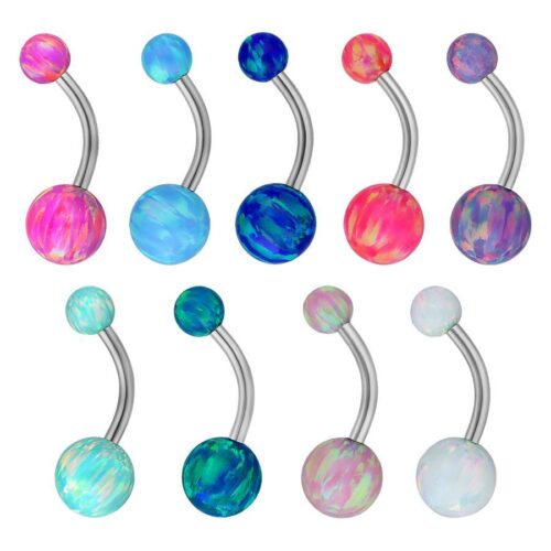 Piercing all'ombelico con sfere di opale sintetico colorate su sfondo bianco