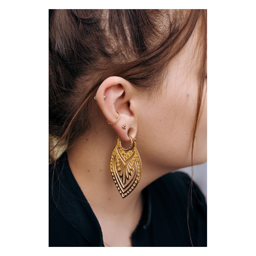 Clicker in oro con cristalli pavé in piercing all'orecchio, vista laterale