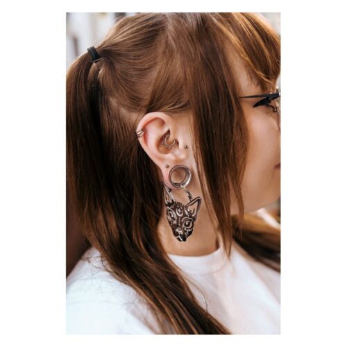 Donna con Flower Lines Clicker nel setto e altri orecchini, capelli castani