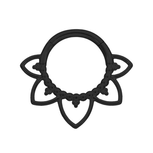 Anello piercing nero in acciaio chirurgico con motivo floreale su sfondo bianco