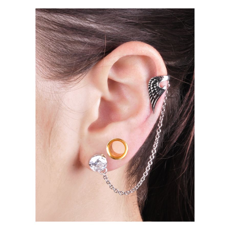 Earcuff in argento con ala d'angelo e catena Earcuff in argento a forma di ala d'angelo con catena, indossato all'orecchio