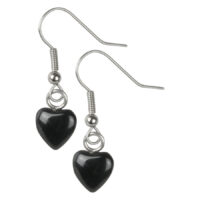 Orecchini a cuore neri in ottone con gancio su sfondo bianco