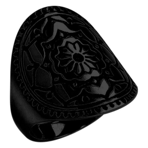 Anello nero con design Mandala in acciaio chirurgico su sfondo bianco