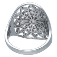 Anello Boho argentato con motivo floreale su sfondo bianco