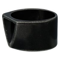 Anello in acciaio chirurgico nero con forma triangolare su sfondo bianco