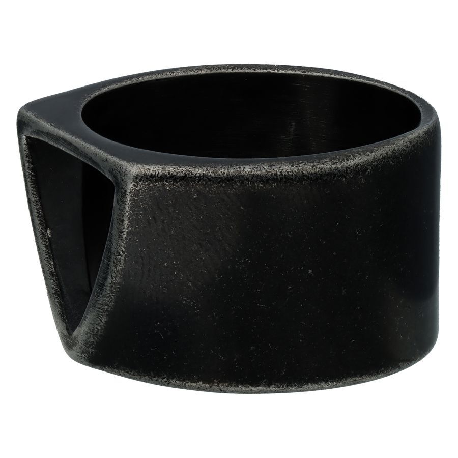 Anello in acciaio chirurgico nero con forma triangolare su sfondo bianco