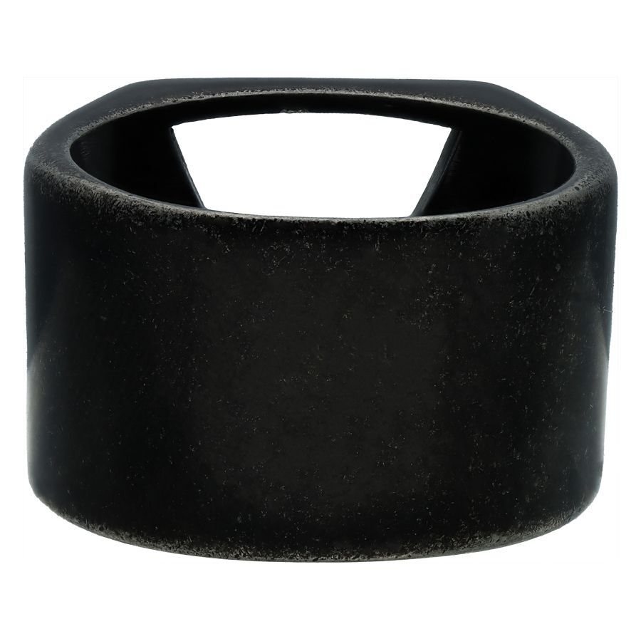 Anello nero in acciaio con apertura triangolare su sfondo bianco