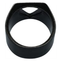Anello nero con design triangolare su sfondo bianco