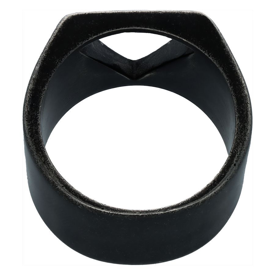 Anello nero con design triangolare su sfondo bianco
