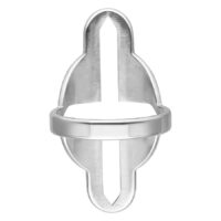 Anello in acciaio chirurgico d'argento con grande ritaglio a croce su sfondo bianco