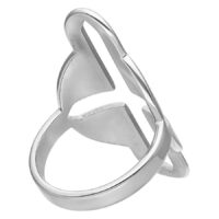 Anello in acciaio chirurgico argentato con design a taglio incrociato su sfondo bianco