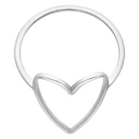 Anello a cuore in acciaio chirurgico argentato su sfondo bianco