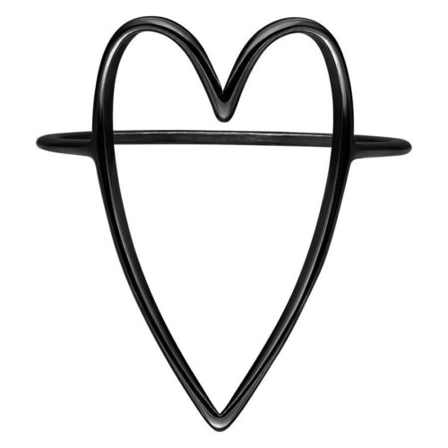 Anello a cuore nero in acciaio chirurgico su sfondo bianco