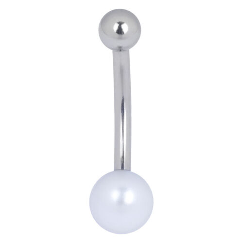 Piercing all'ombelico in titanio argento con sfera di perla bianca su sfondo bianco