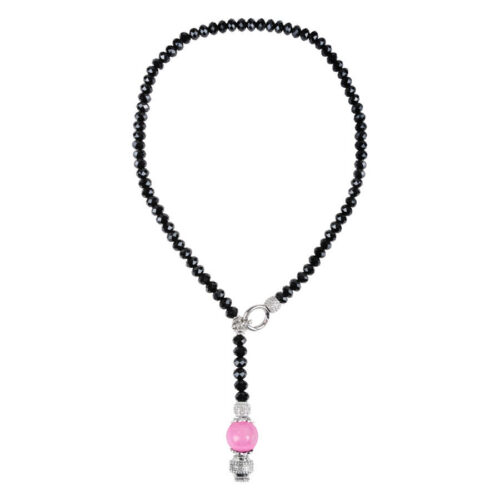 Collana di perle nere con ciondolo di cristallo rosa su sfondo bianco