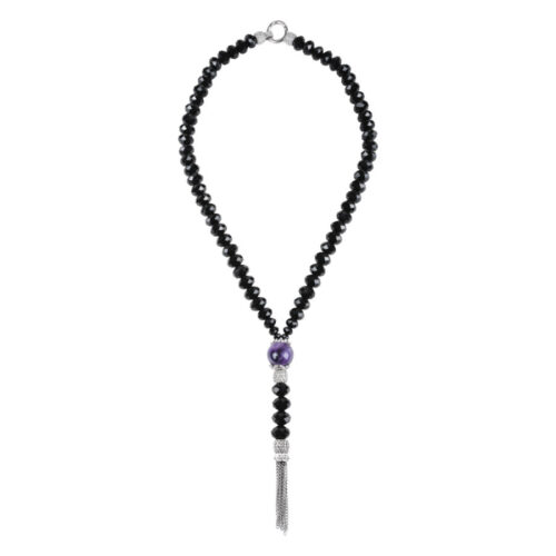Collana nera con ciondolo argentato e cristallo lavanda su sfondo bianco