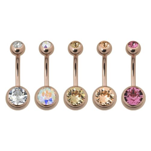 Cinque piercing all'ombelico in oro rosa con cristalli chiari e colorati su sfondo bianco