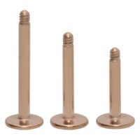 Tre labret in oro rosa in acciaio chirurgico con filettatura esterna su sfondo bianco