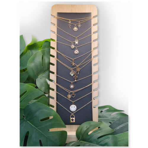 Espositore nero in ecopelle e legno con collane su sfondo bianco