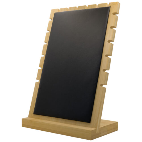 Espositore per collane nero in legno con scanalature laterali su sfondo chiaro