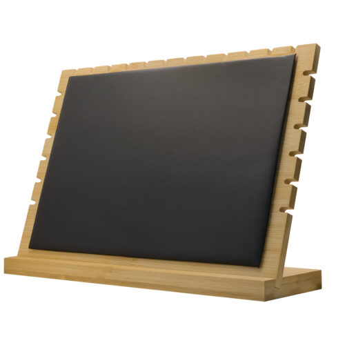 Espositore nero per collane in legno su sfondo bianco