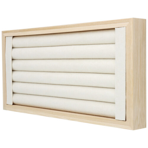 Espositore per anelli nero di Wildcat su sfondo bianco, ideale per la presentazione di gioielli.