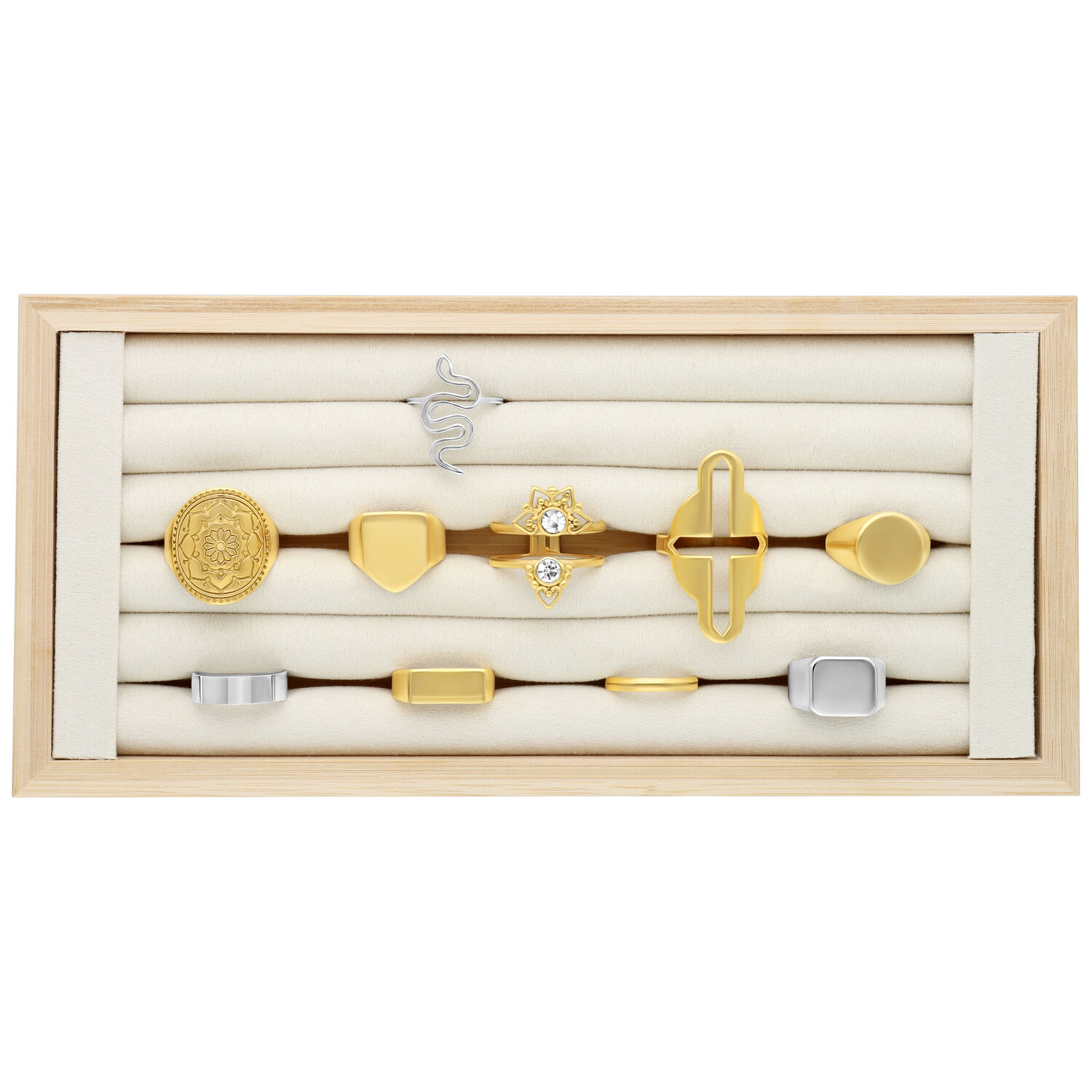 Display nero per anelli in legno con diversi anelli su sfondo beige