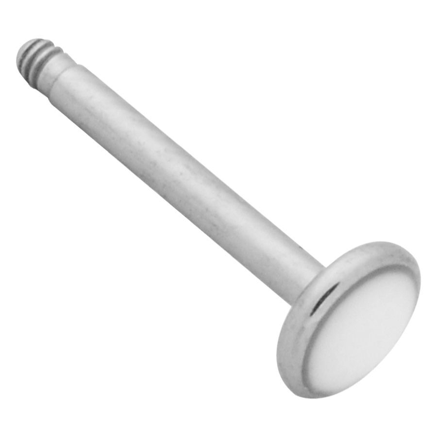 Labret piercing in argento di titanio con filettatura esterna su sfondo bianco