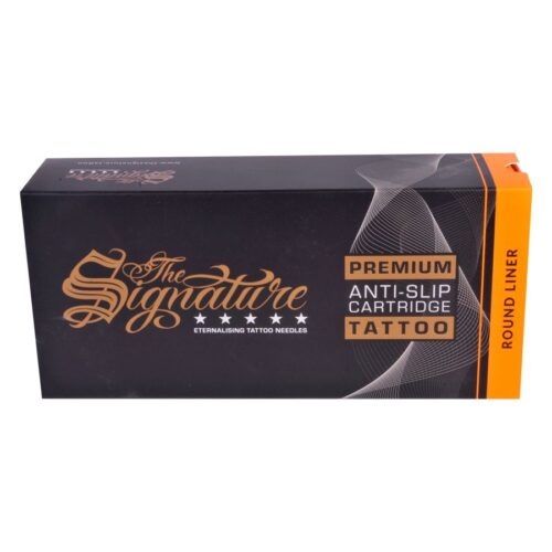 Confezione nera con scritta dorata 'The Signature' e bordo arancione, su sfondo bianco