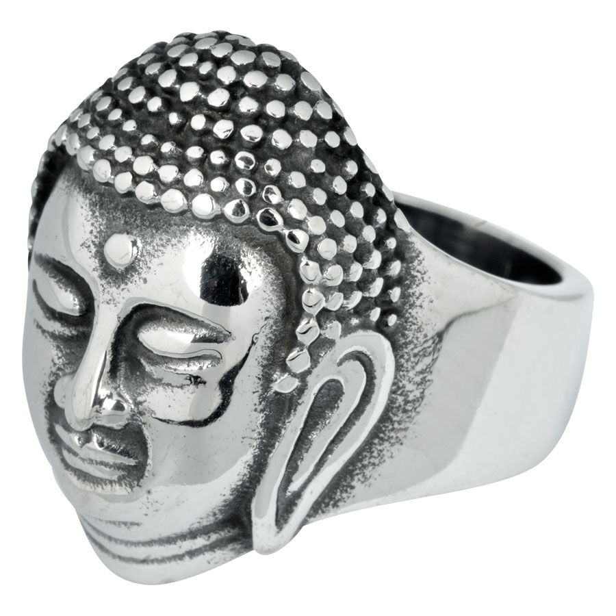 Anello Buddha in acciaio chirurgico argentato con testa di Buddha su sfondo neutro