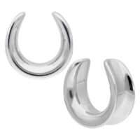 Due Ear Saddles in argento in acciaio chirurgico su sfondo bianco