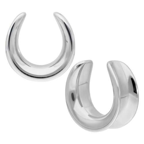 Due Ear Saddles in argento in acciaio chirurgico su sfondo bianco