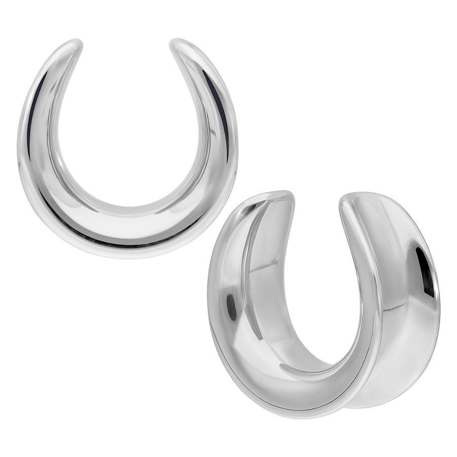 Due Ear Saddles in argento in acciaio chirurgico su sfondo bianco