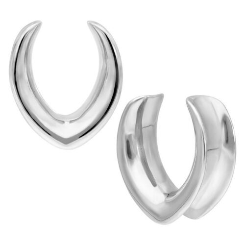 Due Ear Saddles ovali in argento su sfondo bianco