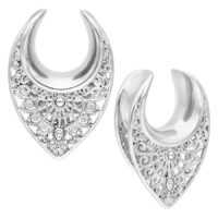 Ear Saddles argentati con decorazioni orientali in acciaio chirurgico 316L su sfondo bianco