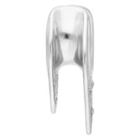 Ear Saddle in argento in acciaio chirurgico su sfondo bianco