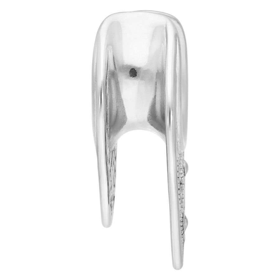 Ear Saddle in argento in acciaio chirurgico su sfondo bianco