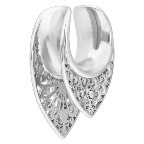 Ear Saddles argento con motivo orientale su sfondo bianco