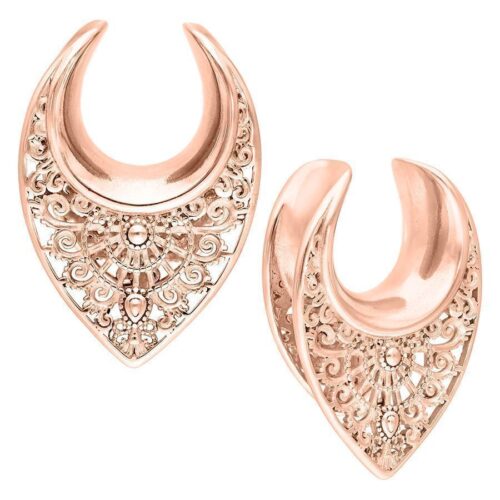 Due filigrane Ear Saddles in oro rosa, dimensione 25 mm, su sfondo bianco