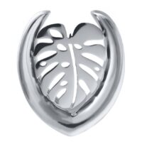 Ear Saddles argento a forma di foglia di Monstera su sfondo bianco