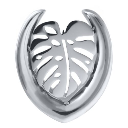 Ear Saddles argento a forma di foglia di Monstera su sfondo bianco