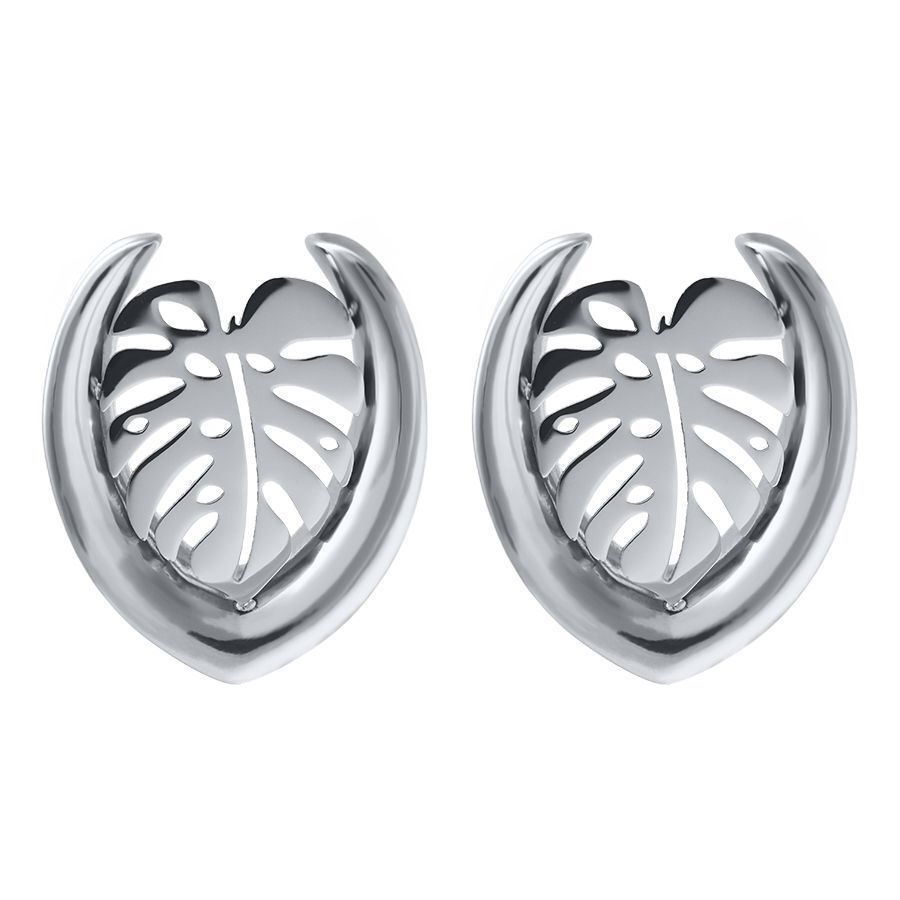 Ear Saddles in argento con design Monstera su sfondo bianco