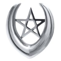 Ear Saddle argento in acciaio chirurgico con pentagramma su sfondo bianco
